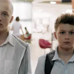 Gdzie obejrzeć film Plac zabaw online w Polsce i uniknąć pomyłek