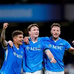 Piłkarze Napoli świętują zwycięstwo nad Hellas Verona. Radość na twarzach, podniesione pięści.