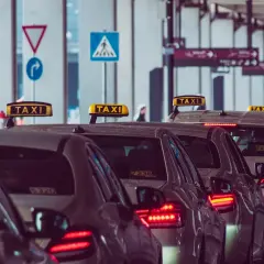 File d'attente de taxis avec panneaux de signalisation, prêts à emmener les voyageurs de l'aéroport Charles de Gaulle à Paris.