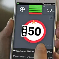 Ein handy blitzer zeigt 50 km/h an. Die App warnt vor Geschwindigkeitsbegrenzungen und zeigt die nächste Straße an.