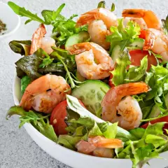 Deliciosa ensalada de langostinos con lechugas frescas, tomate y pepino. Un plato ligero y lleno de sabor.