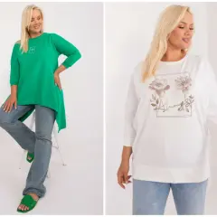 Dwie modelki plus size w bluzkach: zielonej asymetrycznej i białej z kwiatowym motywem.