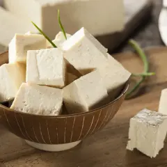 Cubetti di formaggio simile alla feta in una ciotola, pronti per essere gustati.