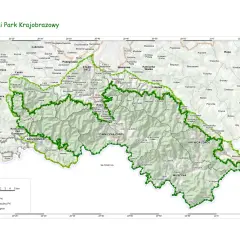 Mapa Popradzkiego Parku Krajobrazowego. Obejmuje tereny od Krynicy-Zdroju po Stary Sącz, z zaznaczonymi granicami PK, otuliny i gmin.