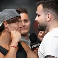Dwóch zawodników na Fame MMA 30, jeden w czapce z daszkiem, drugi z brodą, patrzą na siebie z napięciem.