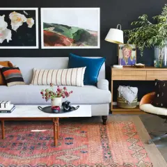 Ideas on how to decorate a coffee table: a marble-top table with books, a tray with flowers, and a decorative object.