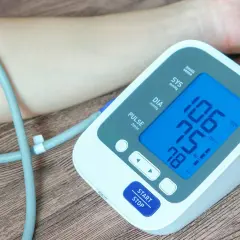 Na której ręce mierzyć ciśnienie? Mankiet naramienny podłączony do ciśnieniomierza, który pokazuje wyniki: 106/75, puls 78.