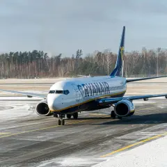 Samolot Ryanair na zaśnieżonym pasie startowym. Czas na bilety do Anglii!