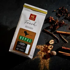 Kawa MK Café Nepal Mount Everest Supreme. Intensywność kawy na skali 5/6. Otoczona przyprawami: cynamon, anyż, goździki, gałka muszkatołowa.