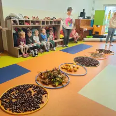 Jak stworzyć jesienną ścieżkę sensoryczną? Rozwiń zmysły dziecka!