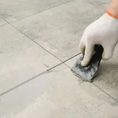 Jak skutecznie usunąć fugę epoksydową z płytek ceramicznych?