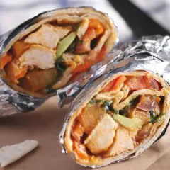 Två saftiga wraps med kyckling, avokado och grönsaker, perfekt för en paus på wärdshuset Klarälvdalen.