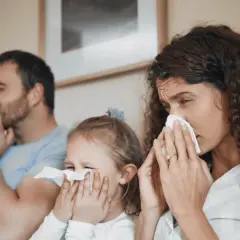 Familia con pañuelos en la nariz. Podría ser una alergia a la humedad como se llama, o un resfriado.
