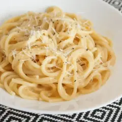 Pyszne spaghetti carbonara, idealne na szybki obiad. Zastanawiasz się, jaka śmietana do carbonary? Ten przepis podpowie!