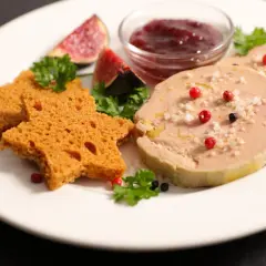 Tranches de foie gras, toasts en étoile, figues et confiture de fruits rouges. Une belle portion foie gras par personne pour un délice.