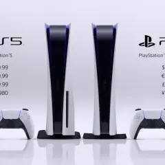 Zwei PS5-Konsolen, eine Standard und eine Digital Edition, mit Preisen für den PS5 Release.
