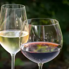Dwa kieliszki wina: białe i czerwone. Idealne pytanie: jakie wino do steka?