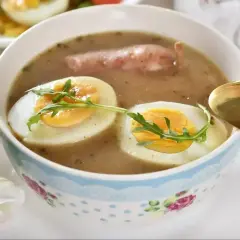 Jak zrobić żurek? Aromatyczna zupa z jajkiem i kiełbasą, idealna na Wielkanoc.