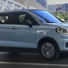 Jasnoniebieski Leapmotor T03 EV w ruchu miejskim. Sprawdź atrakcyjną leapmotor t03 cena!