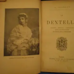 Livre sur la dentelle, avec une gravure de dame en costume orné de dentelles. Le texte évoque l'histoire de la dentelle.