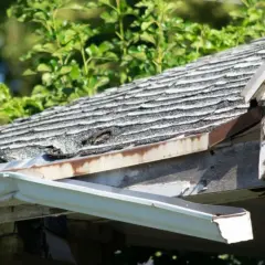 Czym skleić pękniętą dachówkę? Skuteczne metody naprawy i porady