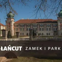 Łańcut atrakcje: okazały zamek z wieżami i zielonymi kopułami, otoczony parkiem.