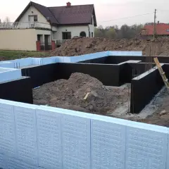 Ocieplenie fundamentów styrodurem w trakcie budowy domu. Cena robocizny za izolację ścian fundamentowych.