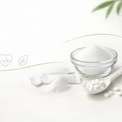 Maltitole co to jest? Biały proszek i tabletki na łyżce, symbolizujące zdrowe odżywianie i naturalne składniki.