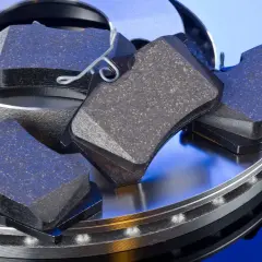 Ensemble de plaquettes de frein neuves sur un disque de frein, prêtes à assurer une longue durée de vie plaquette de frein.
