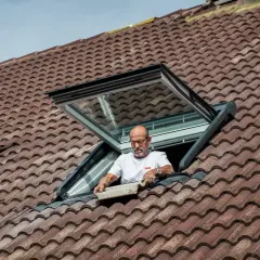Jak wyjąć okno dachowe Velux bez uszkadzania konstrukcji dachu