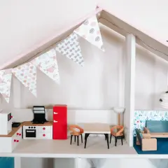 Urocze meble dla lalek diy: kuchnia z lodówką, stół z krzesłami i salon z kanapą.