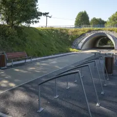 Nowy żelazny szlak rowerowy Jastrzębie-Zdrój zaprasza do odpoczynku. Ławka, stojaki na rowery i tunel pod wiaduktem.