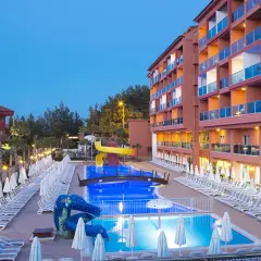 Wypoczynek na club side coast: baseny, zjeżdżalnie i mnóstwo leżaków przy hotelu.