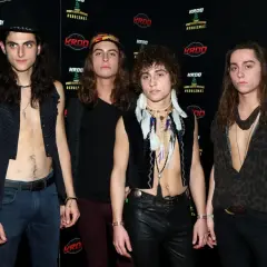 Członkowie Greta Van Fleet pozują na ściance.