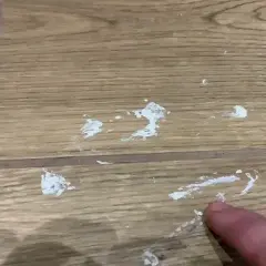 Zmyj farbę z kafelek bez rys! Sprawdzone metody Sary Sokołowskiej