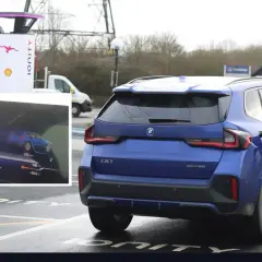 Niebieski BMW X1 elektryk ładuje się na stacji Ionity. Na ekranie widać 32% baterii i 372 km zasięgu.