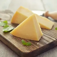 Parmezan: Ile kalorii i jak jeść bez tycia? Poradnik.