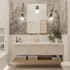 Elegancka łazienka z lustrem ze złotą ramą, ozdobioną tapetą z motywem roślinnym i złotymi dodatkami.