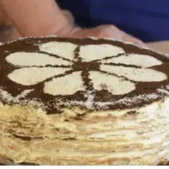 Oto pyszne ciasto marcinek Ewy Wachowicz, udekorowane wzorem kwiatowym z kakao.