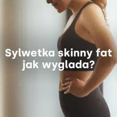 Sylwetka skinny fat – jak ją rozpoznać? Kobieta w sportowym topie i legginsach, z dłońmi na biodrach.