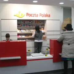 W placówce Poczta Polska Global Express klienci obsługiwani są przy czerwonych ladach.