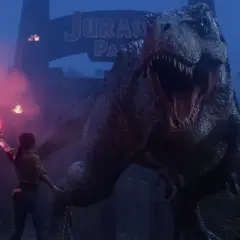 Kobieta z flarą próbuje przechytrzyć T-Rexa przed bramą Jurassic Park. To prawdziwy jurassic park survival!