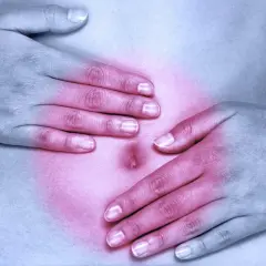 Dłonie na brzuchu, czerwony obszar bólu. Helicobacter pylori może wywoływać objawy psychiczne, takie jak niepokój.