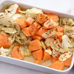 Gebackener Blumenkohl und Süßkartoffeln in einer Auflaufform, ein köstliches Gericht für clean eating rezepte.