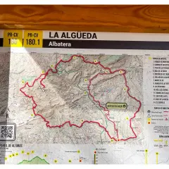 Mapa de senderismo de La Algüeda, Albatera. Muestra la ruta PR-CV 180 y 180.1, con puntos de interés y directrices para llegar.