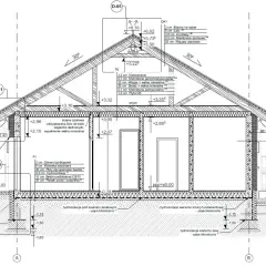 Projekt wykonawczy przekroju budynku z detalami izolacji i konstrukcji. Widoczne warstwy ścian, dachu i fundamentów.