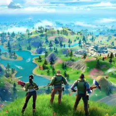 Trzech graczy Fortnite od ilu lat, obserwuje z góry kolorową wyspę z rzekami i miastem.