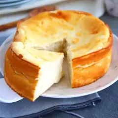 Un délicieux dessert fromage blanc rapide, un gâteau aérien et doré, prêt à être dégusté.