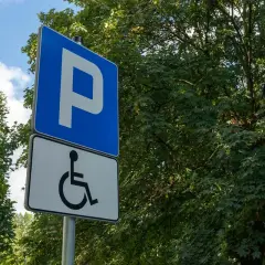 Znak parkingowy dla niepełnosprawnych. Wniosek o przedłużenie karty parkingowej dla osoby niepełnosprawnej jest ważny.