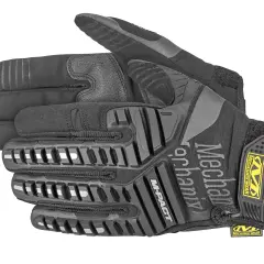 Guantes negros Mechanix M-Pact 3 con protección reforzada en nudillos y dedos. Ideales para trabajos duros.